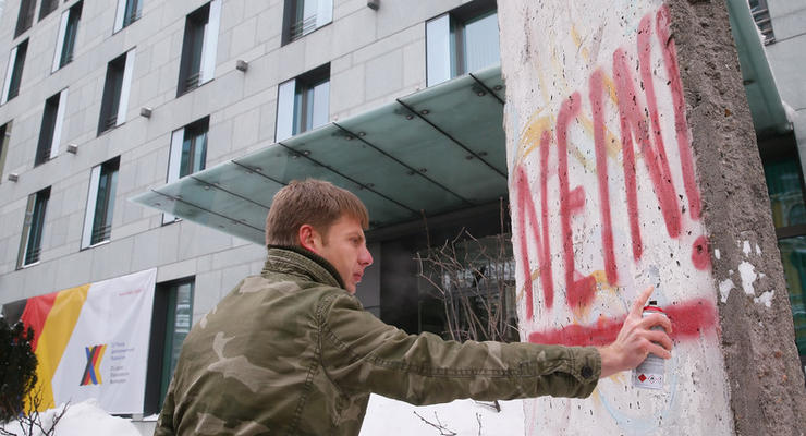 Нардеп от БПП разрисовал фрагмент Берлинской стены