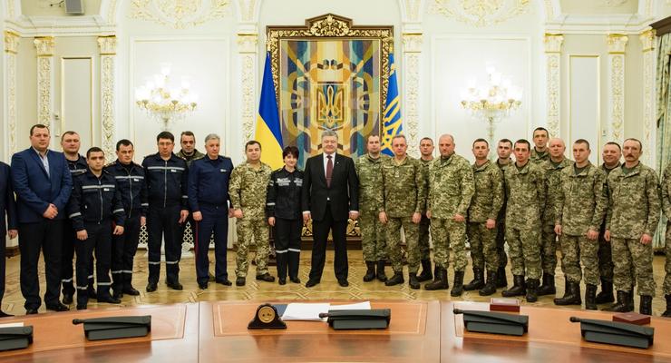 Враг боится Черной бригады: Порошенко наградил военных 72-ки за бои под Авдеевкой