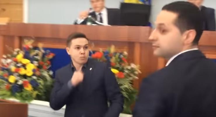 Вы что, ох*рели: видео эффектной драки черкасских депутатов