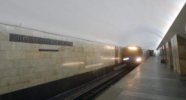 В Харькове женщина бросилась под поезд метро
