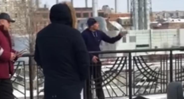 На ж/д вокзале в Киеве мужчина угрожал спрыгнуть с моста