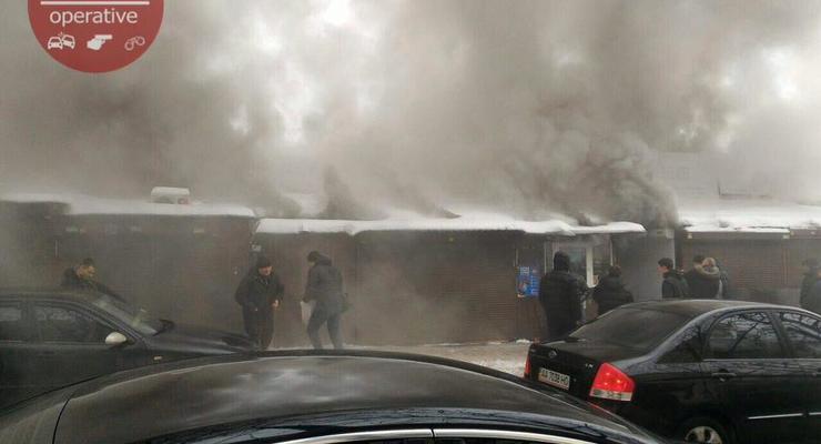 Огонь и клубы дыма: в Киеве загорелся радиорынок на Караваевых дачах