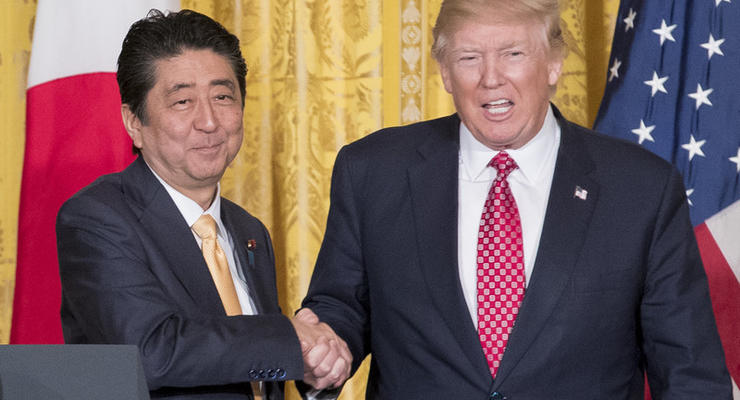 Абэ: Трамп пообещал защитить Японию в случае конфликта с Китаем