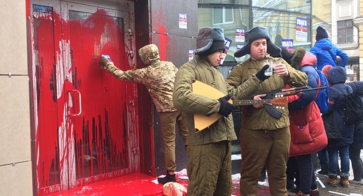 Здание российского Сбербанка в Харькове облили краской