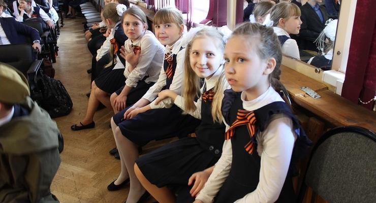 Боевик Гиви и "гимн" ЛНР: чему учат детей в школах Донецка и Луганска
