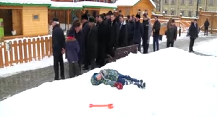 Мальчик притворился спящим при встрече президента Татарстана