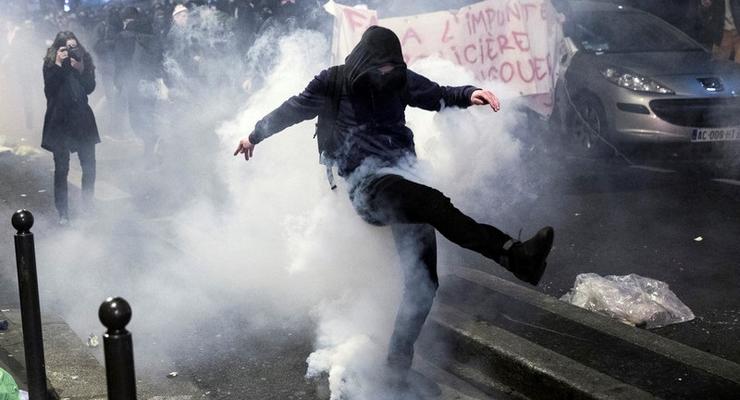 Протесты в Париже: полиция применила газ в ответ на атаки