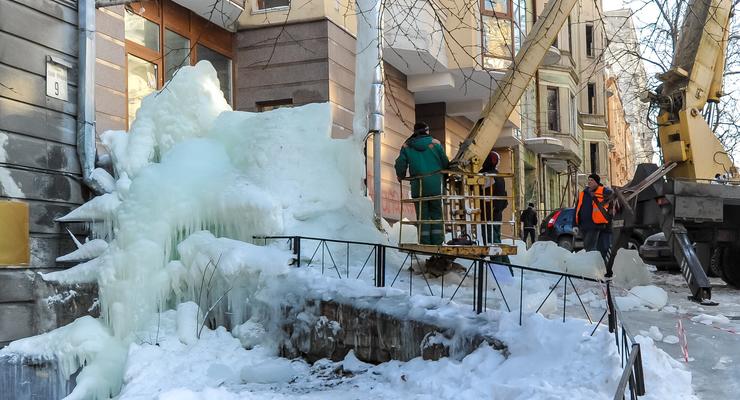 Столичные коммунальщики ликвидируют огромную глыбу льда