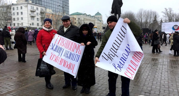 Жителей Донецка выгнали на митинг  с требованиями к Порошенко