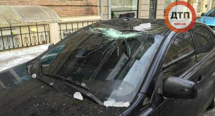 В центре Киева глыба льда с крыши рухнула на припаркованный автомобиль