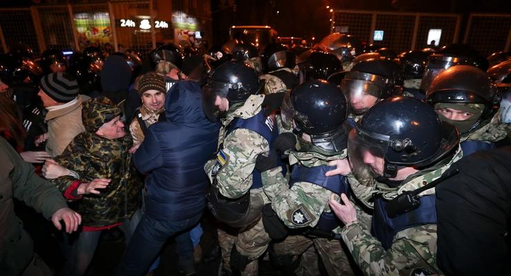 Столкновения протестующих в центре Киева: ранен полицейский, силовики задержали руководителя ОУН Коханивского