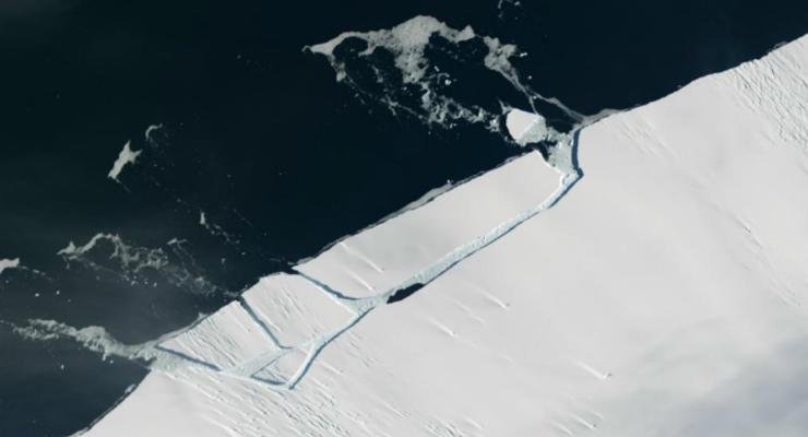 Айсберг размером с Херсон откололся от ледника в Антарктиде: фото
