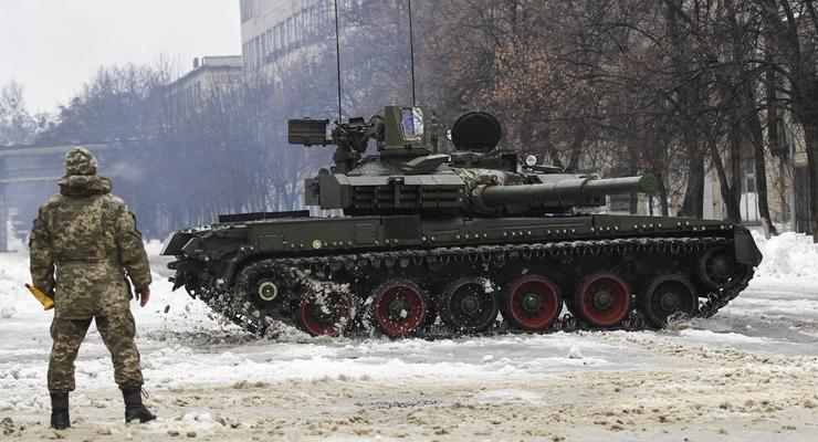 Гройсман показал современный украинский танк Оплот