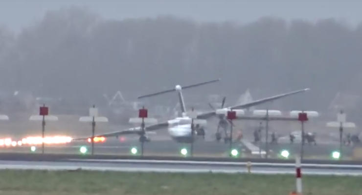 В Амстердаме авиалайнер совершил экстренную посадку из-за поломки