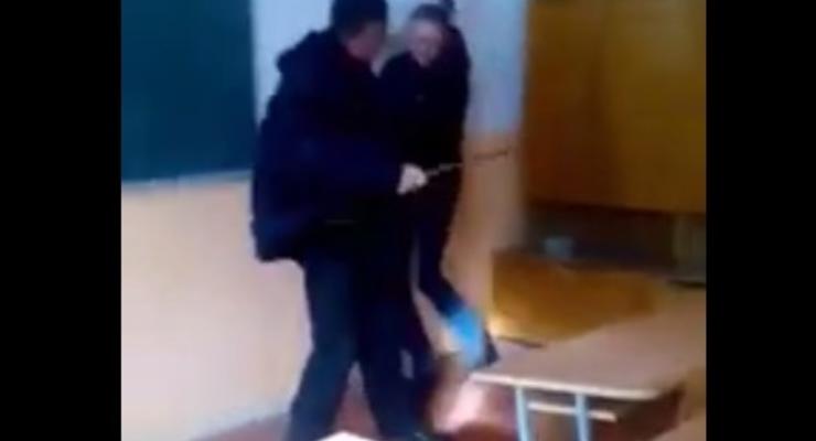 В Тернопольской области преподаватель "воспитывал" ученика палкой