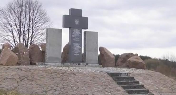 Во Львовской области восстановили взорванный памятник полякам