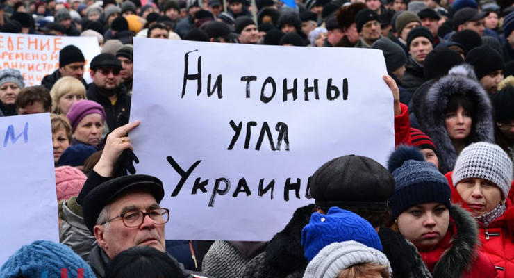 На Донбассе боевики согнали бюджетников на митинг против блокады
