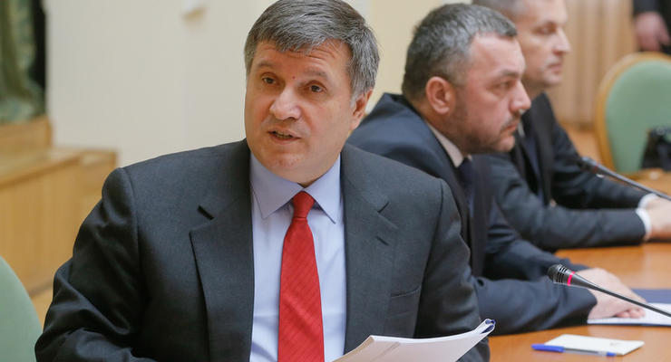 Аваков обвинил Садового и Березюка в организации блокады Донбасса