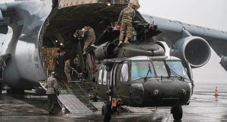Черные ястребы прибыли в Латвию: видео доставки вертолетов