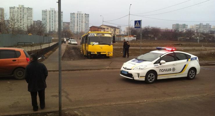 В Киеве мужчина с пистолетом угнал маршрутку, полицейские открыли огонь по автобусу