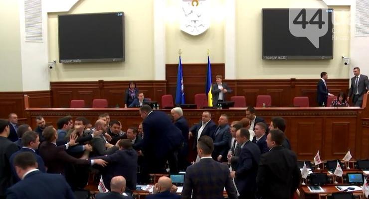 В Киевсовете произошла драка из-за предложения выгнать Кличко
