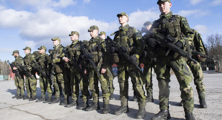 Швеция возобновляет призыв из-за активности России