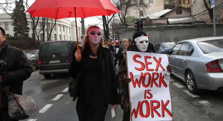 Проститутки провели марш в Киеве и передали властям свой законопроект