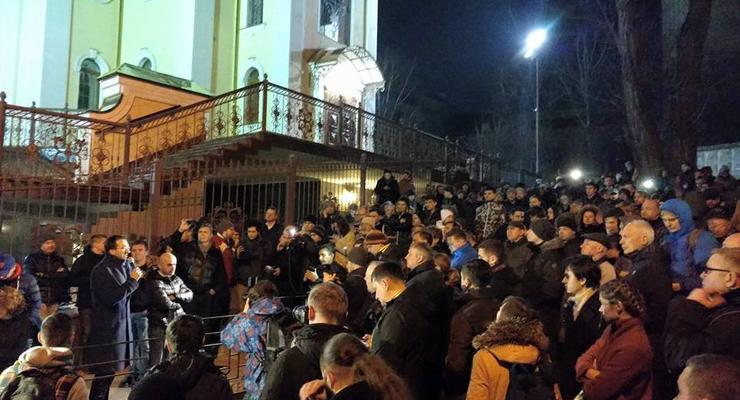 Митингующие под Соломенским судом требуют решения по делу Насирова