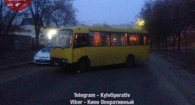 В Киеве посреди дороги обнаружили маршрутку, в которой спал пьяный водитель