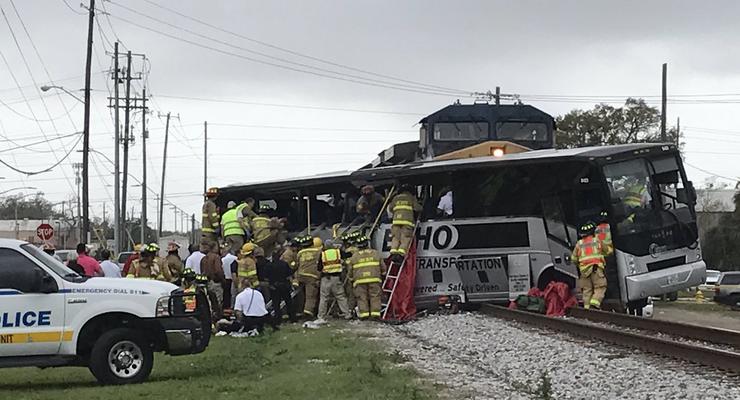 В штате Миссисипи поезд врезался в автобус: трое погибших