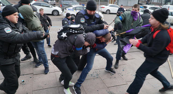 Марш феминисток в центре Киева: на женщин напали неизвестные