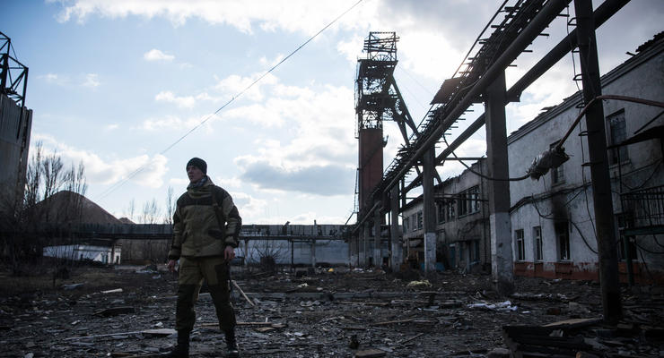 Захваченные боевиками заводы закрываются, ситуация близка к критической - Коммерсант