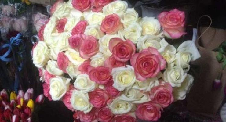 В Киеве подросток украл в переходе 76 роз для своей девушки