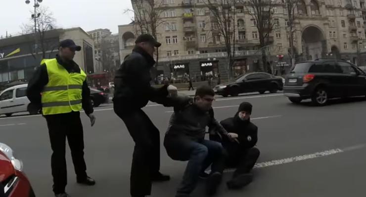 В центре Киева луганский блогер устроил потасовку с полицейскими
