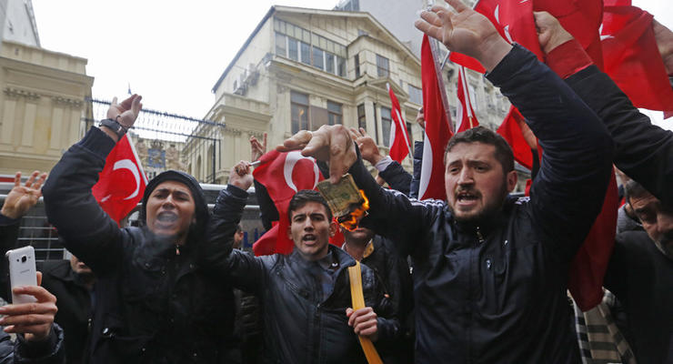 Турки сорвали флаг с консульства Нидерландов и водрузили свой