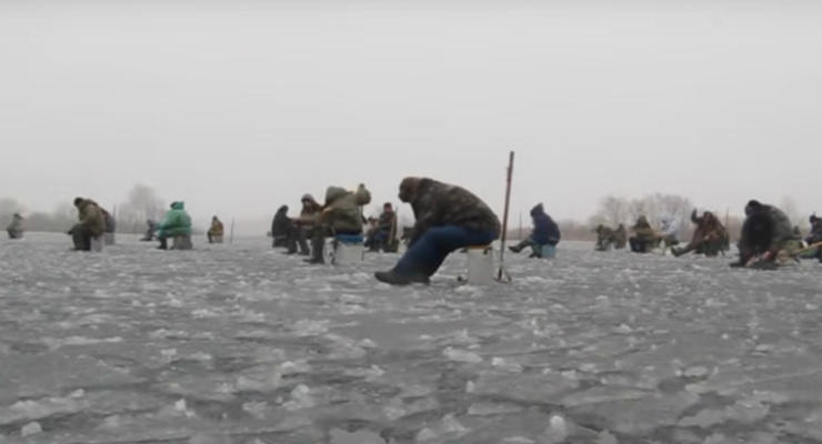 В Харьковской области рыбаки застряли на отколовшейся льдине