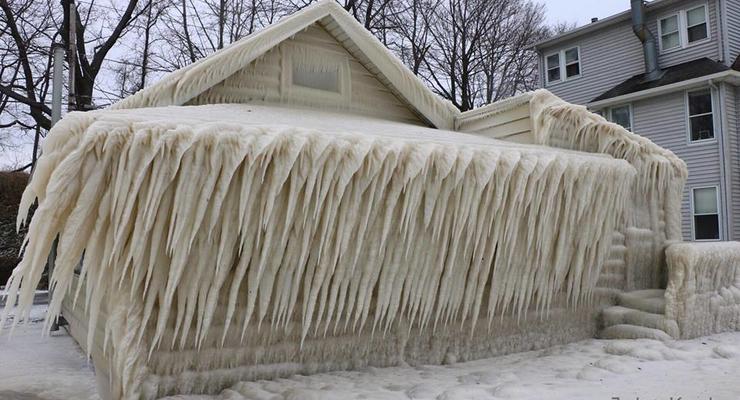 Дом у озера в США полностью покрылся льдом