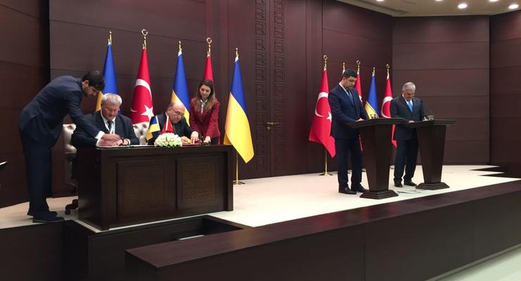 Турция и Украина подписали договор о поездках по ID-паспортам