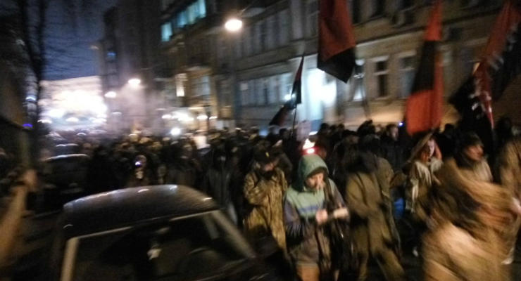 Митинг в Киеве: офис Ахметова и Альфа-Банк забросали камнями