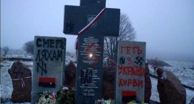 Вандалы снова осквернили памятник полякам под Львовом