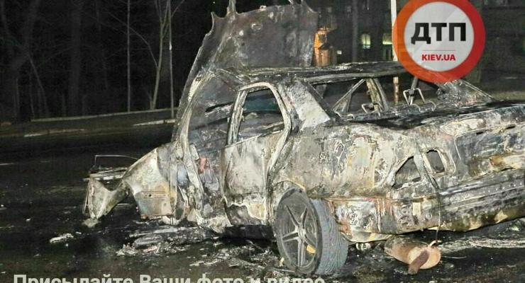 В Киеве разбилась и сгорела дотла иномарка: двое пострадавших