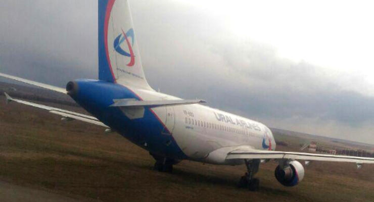 В аэропорту Симферополя два самолета чудом избежали столкновения