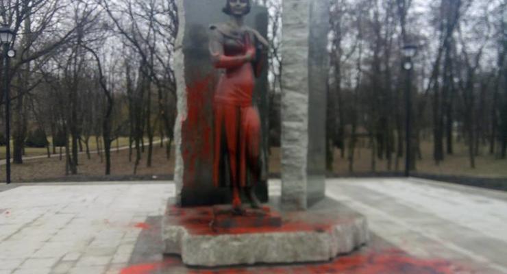 В Киеве вандалы осквернили памятник Елене Телиге