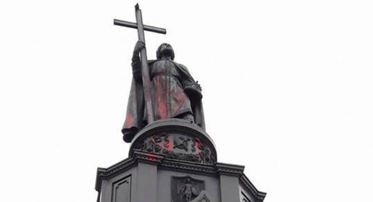 В Киеве красной краской облили памятник князю Владимиру Великому