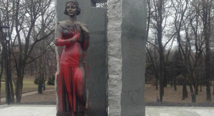 Памятник Елены Телиги будет следить за прохожими