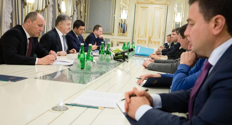 Порошенко проводит встречу с лидерами парламентских фракций