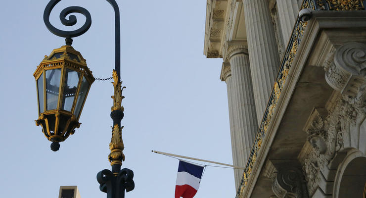 Треть французов могут проигнорировать выборы президента - опрос