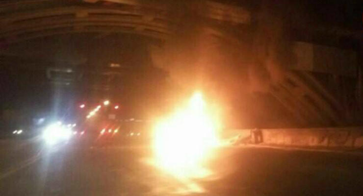 В Киеве Daewoo Nexia врезался в столб и загорелся: фото