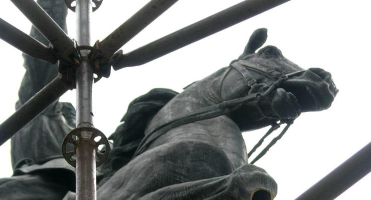 За повреждение памятника Щорсу в Киеве откроют уголовное дело