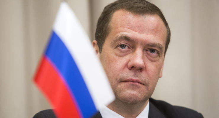 В РФ преподавателя заставили уволиться после показа детям фильма о Медведеве